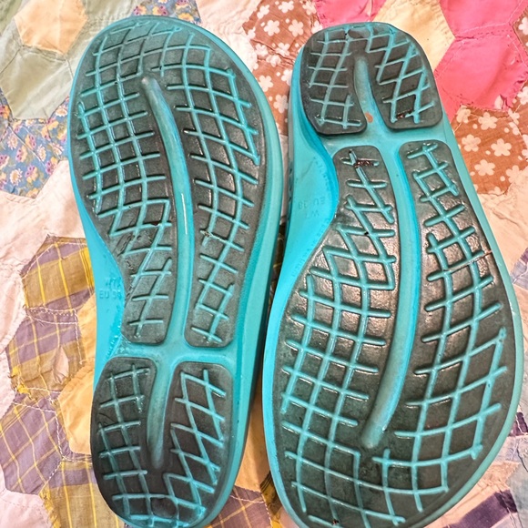 WOMEN’S SIZE 7 OOFOS - Picture 4 of 5